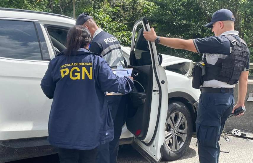 Ubican varios paquetes de droga dentro de un auto accidentado en la Autopista Panamá-Colón.