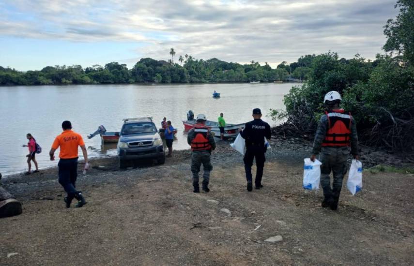 ML | Personal del Sinaproc y estamentos de seguridad distribuyendo donaciones.