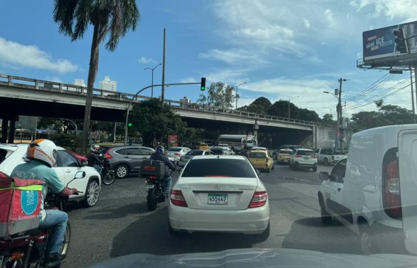 ML | Tráfico vehicular en los predios de la Universidad de Panamá.