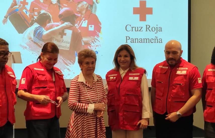 ML | Mireya Moscoso, Maricel Cohen de Mulino y Elías Solís.