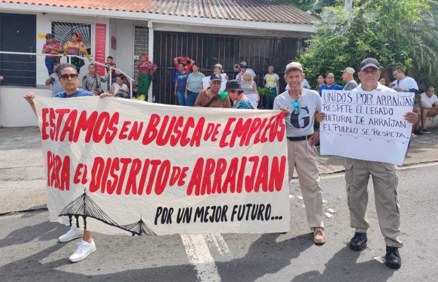 ML | Residentes protestando en los predios del Municipio ayer.