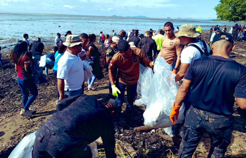 Jornada de limpieza de playas en el área de Juan Díaz