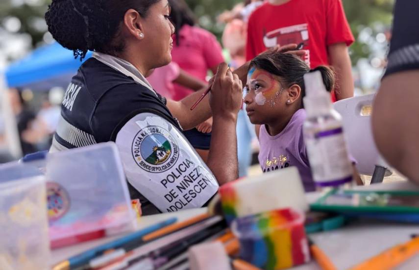 Policías y familias de La Chorrera se unen en una celebración musical