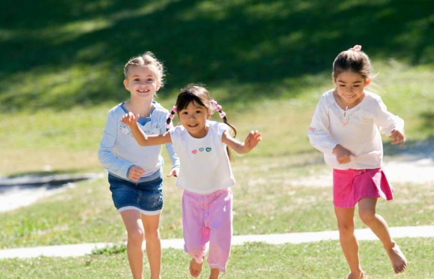 Pexels | Niños juegan en un parque de diversiones.