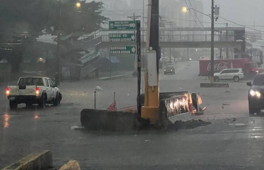 Fuertes lluvias dejan vías anegadas en la ciudad y tráfico pesado