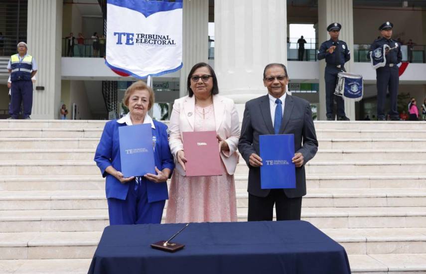 Ceremonia de cremación de banderas en desuso marca el inicio de las fiestas patrias