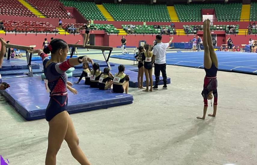 Cortesía Federación Panameña de Gimnasia | Calentamiento de atletas durante el Campeonato Nacional de Gimnasia CNG 2023, en la Arena Roberto Durán, en Ciudad de Panamá.