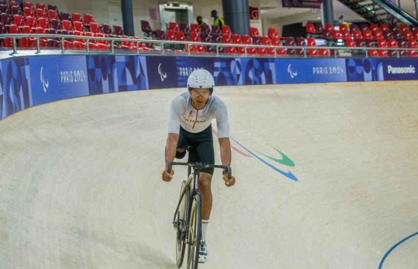 ML | El paraciclista Esteban Goddard en la pista del Saint – Quentin.