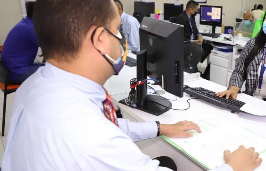 ML | Trabajadores públicos en labores en sus oficinas.