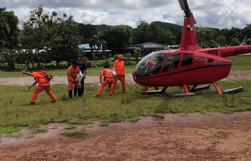 ML | Personal del Sinaproc durante el traslado de enseres.