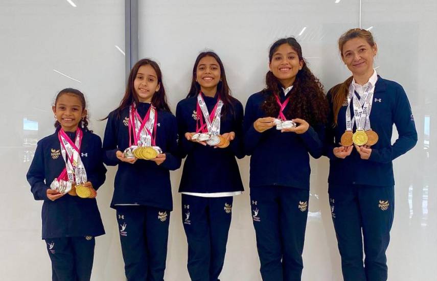 Cortesía | Gimnastas y su entrenadora con las medallas.