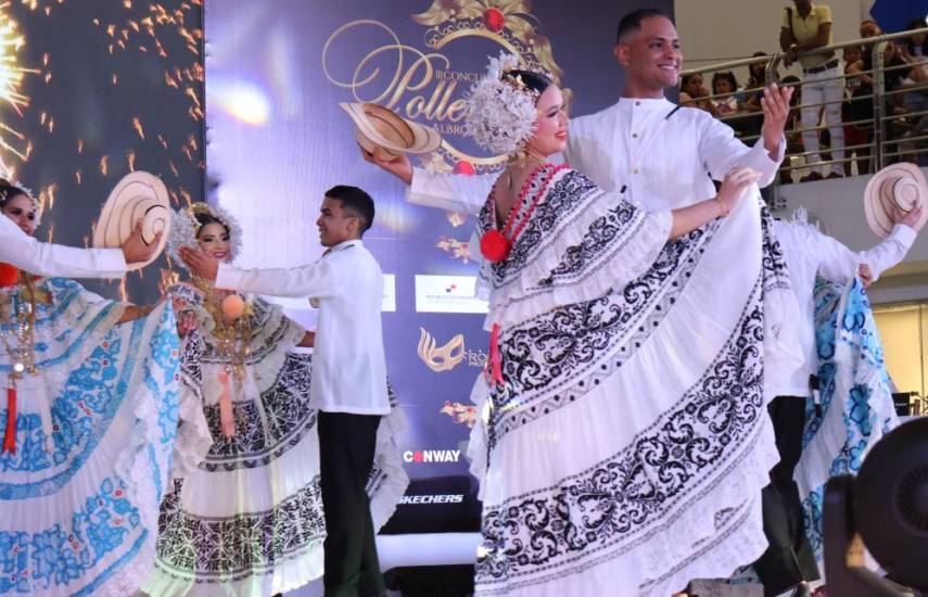 ML | Conjunto folclórico bailando pieza típica en una presentación en Albrook Mall.