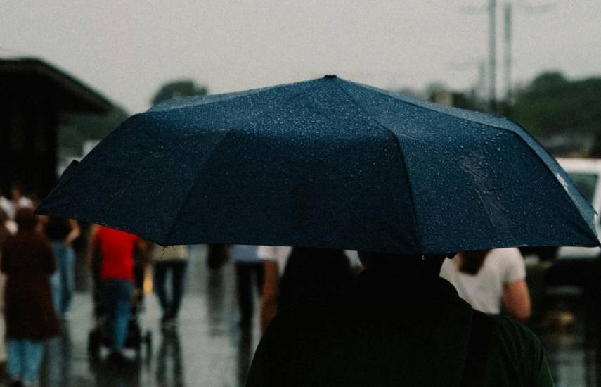 Pexels | Personas bajo la lluvia.