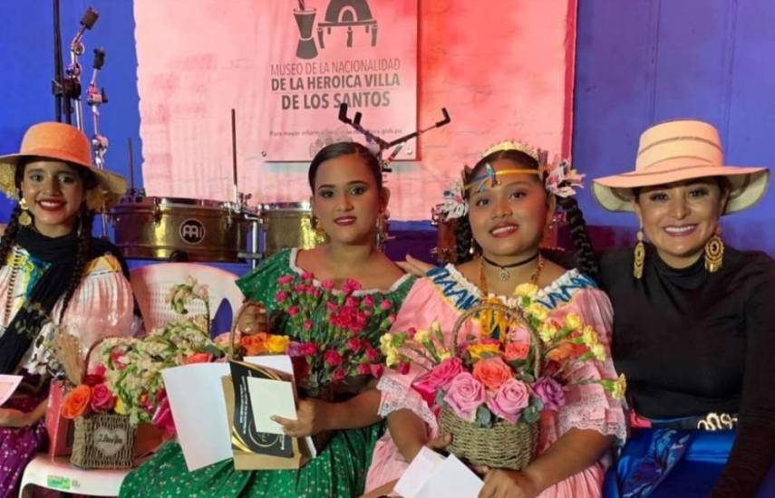 Ml | Karen Peralta y las concursantes ganadoras.