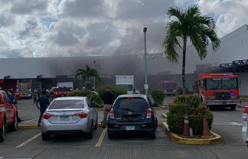 Incendio Consume Almacén Del Centro Comercial En Los Pueblos