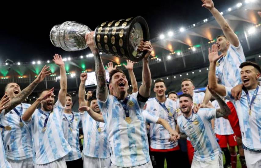 ml | El capitán de la Selección de fútbol de Argentina, Lionel Messi, levanta el título de la Copa América, jugada en 2021.