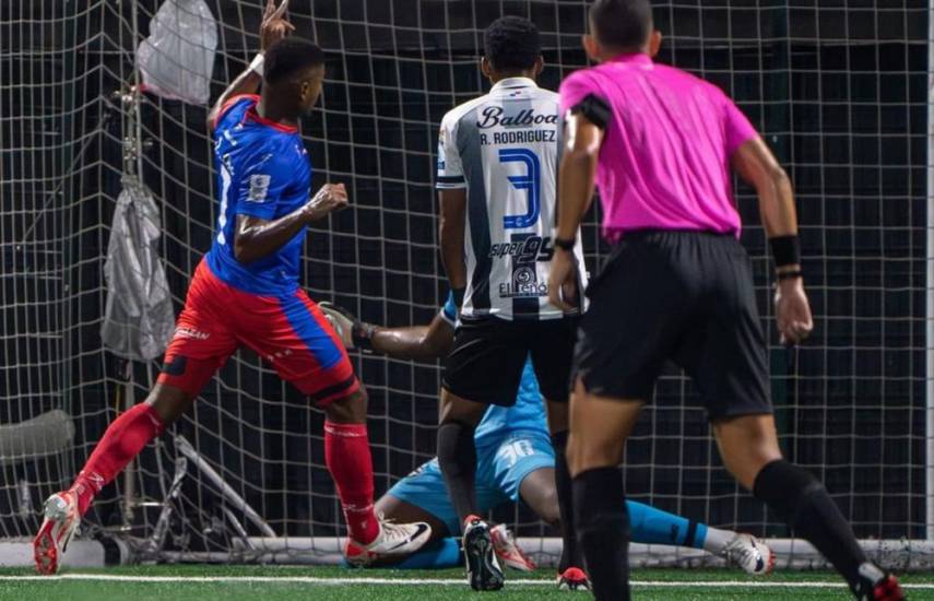 CORTESÍA LPF | Un árbitro (d) mira fijamente una jugada en un partido de la Liga Panameña de Fútbol (LPF).