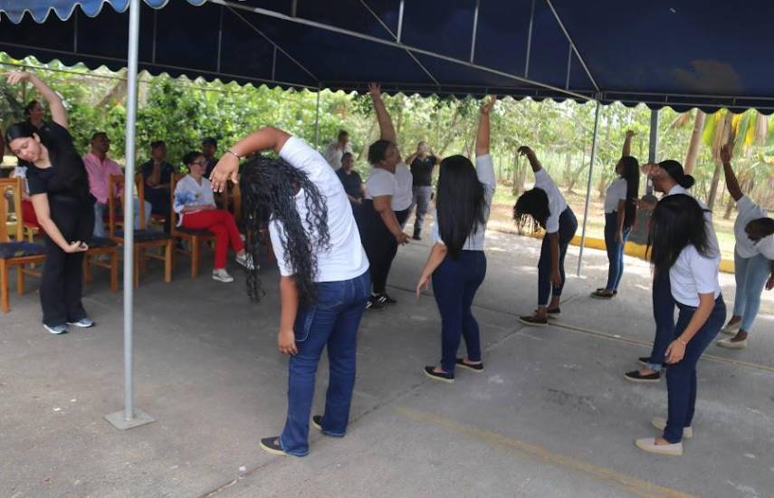 Jóvenes de centro penitenciario terminan cursos de danza