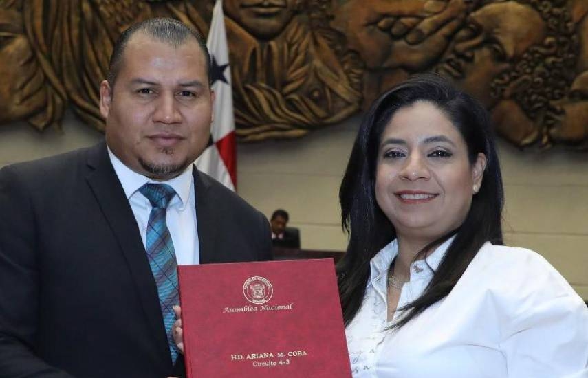 ML | La diputada Ariana Coba en el pleno de la Asamblea.