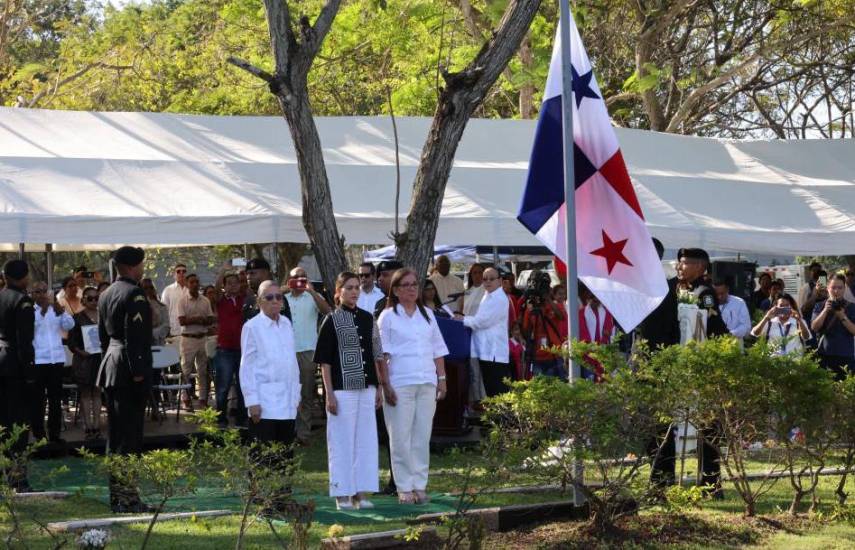 ML | Bandera a media asta en un acto en el Jardín de Paz.