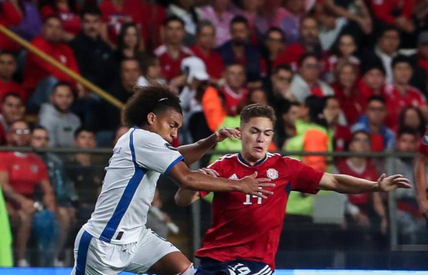 ML | Adalberto Carrasquilla (i), seleccionado de fútbol de Panamá, ante Brandon Aguilera, de Costa Rica, en partido por la CONCACAF Nations League 2023.