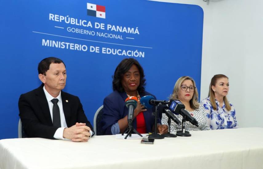 La ministra de Educación Lucy Molinar en conferencia de prensa.