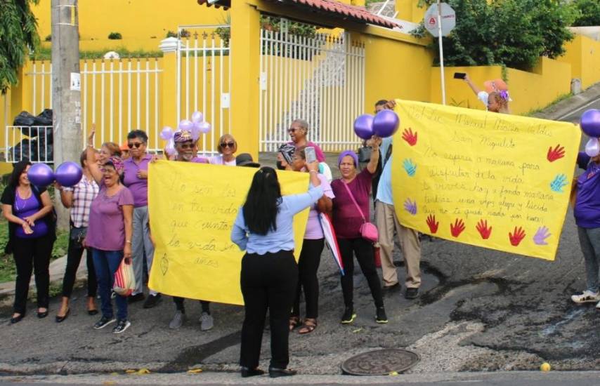 Realizan caminata contra la violencia del adulto mayor