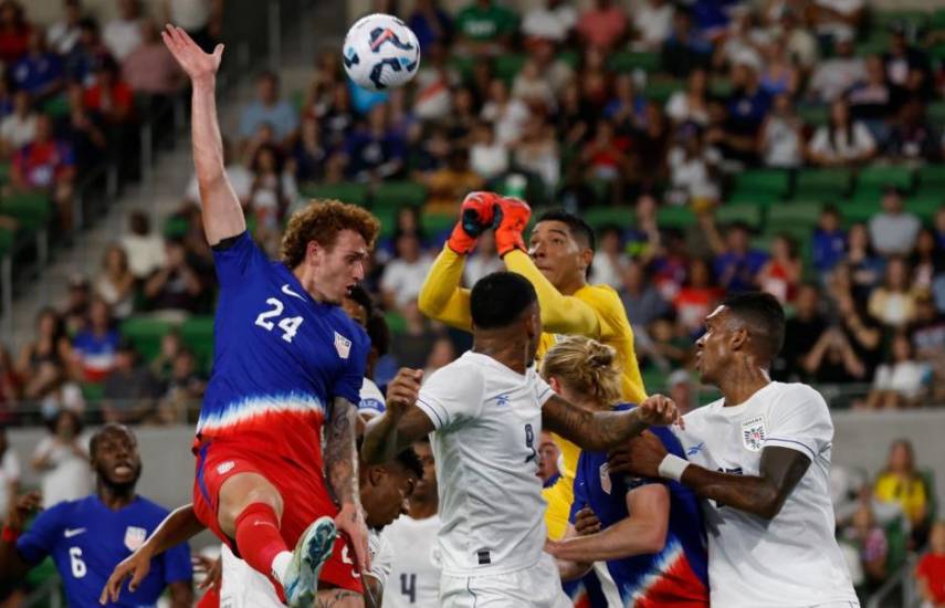 ML | El arquero de la Selección mayor masculina de fútbol de Panamá, Orlando Mosquera (c), al momento de despejar el balón ante un rival de Estados Unidos, en un amistoso.