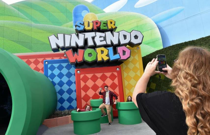 AFP | Una familia tomando fotografías junto a la entrada durante una vista previa de Super Nintendo World en Universal Studios en Los Ángeles.