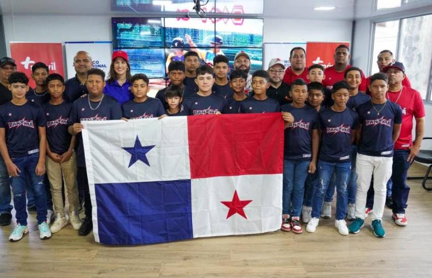 Cortesía | Seleccionados nacionales de béisbol U12 con su cuerpo técnico y la enseña patria.