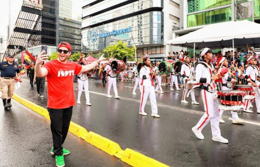 Todo un éxito el desfile de Navidad Ciudad de las Estrellas