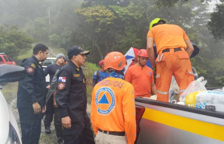 ML | Personal del Sinaproc y los bomberos brindan ayuda a los damnificados.