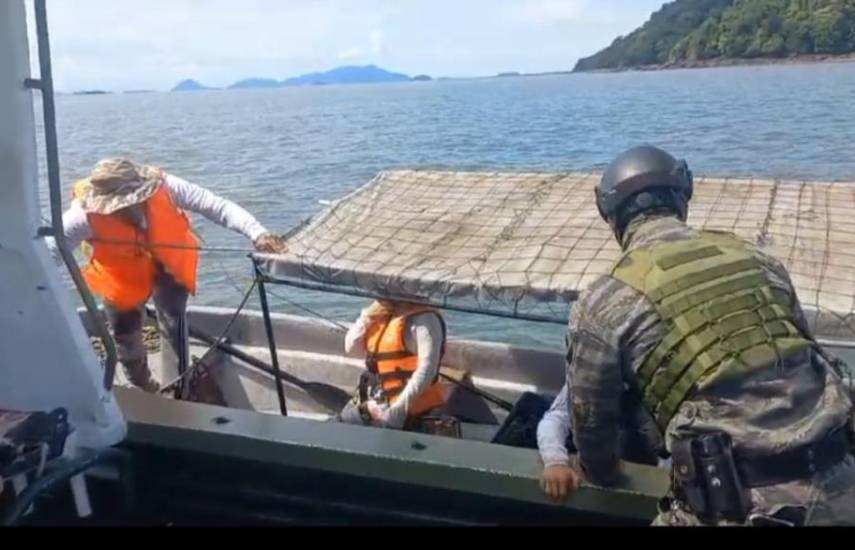 Rescatan a cinco tripulantes de una embarcación cerca al Puente de Las Américas