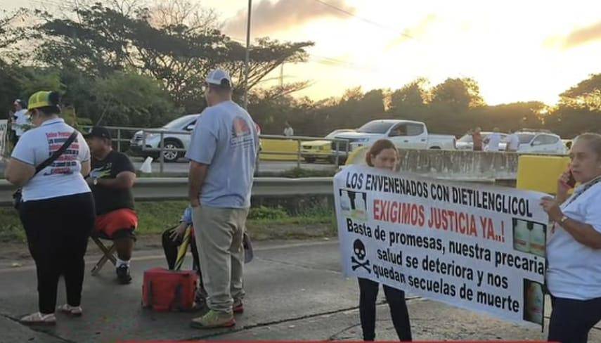 Afectados por envenenamiento con dietilenglicol protestan y mantienen cerrado el puente sobre el Río La Villa