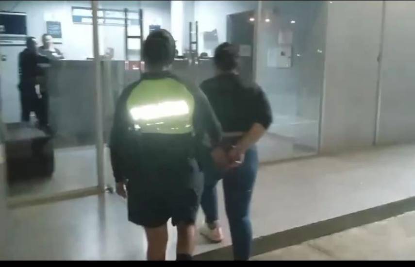 Mujer con 23 oficios por estafas y emisión de cheques sin fondos es aprehendida