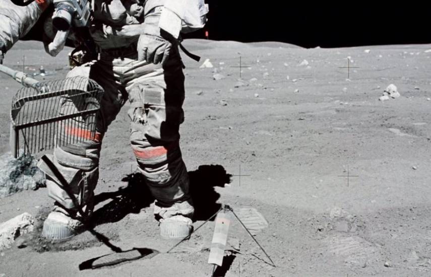 NASA | El astronauta John W. Young recoge muestras de regolito lunar.