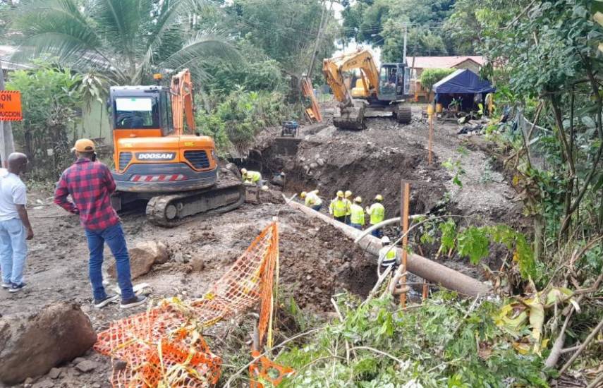 Supervisan colocación de tuberías pluviales en puntos críticos de Bugaba