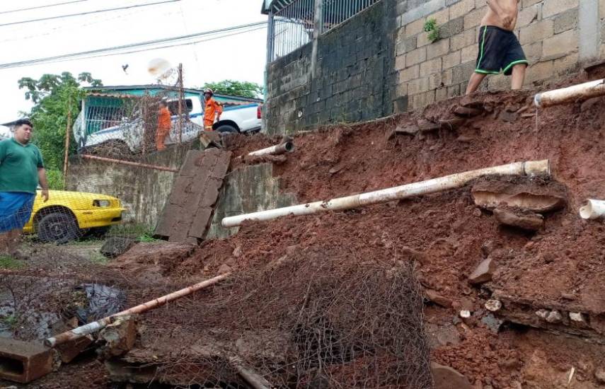 Familias afectadas por colapso de muro y deslizamiento