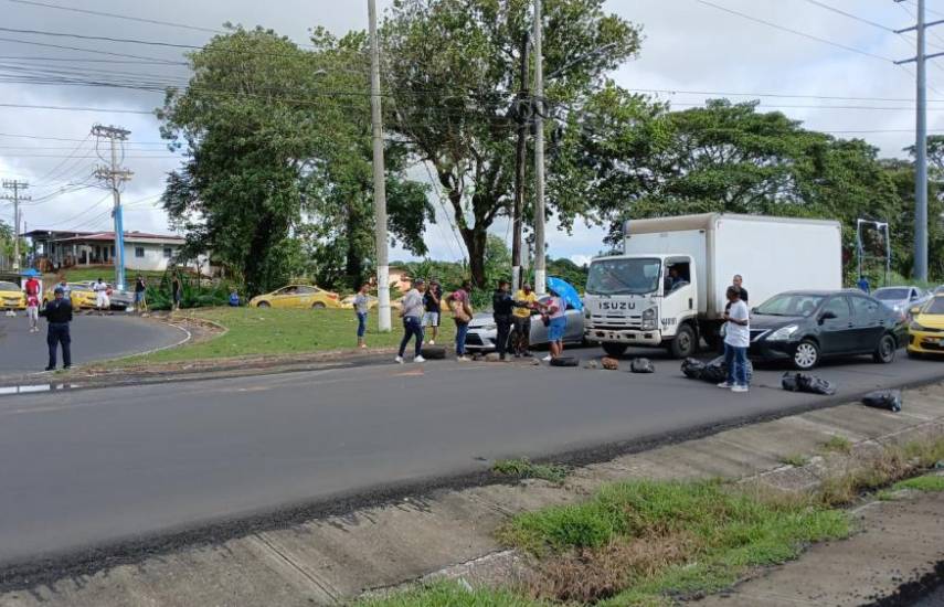 ML | Protestas en la entrada de Alto del Lago Colón.