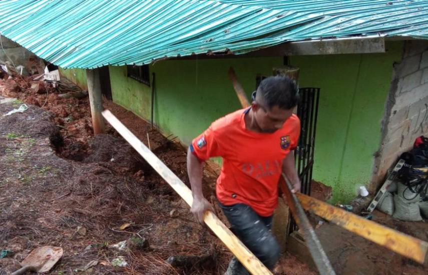 Deslizamiento, caída de árbol y anegaciones dejan las fuertes lluvias