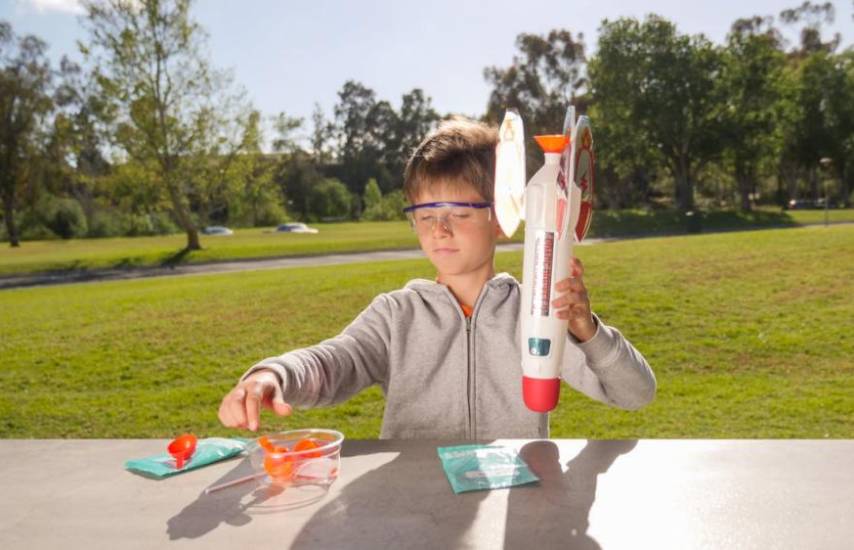 Pexels | Un niño jugando con una nave espacial de juguete.