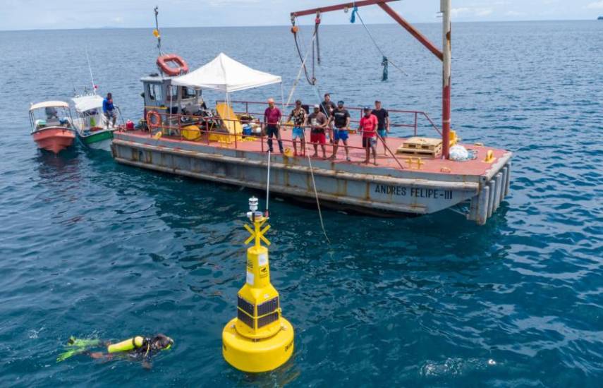 ML | Durante la instalación de la boya.