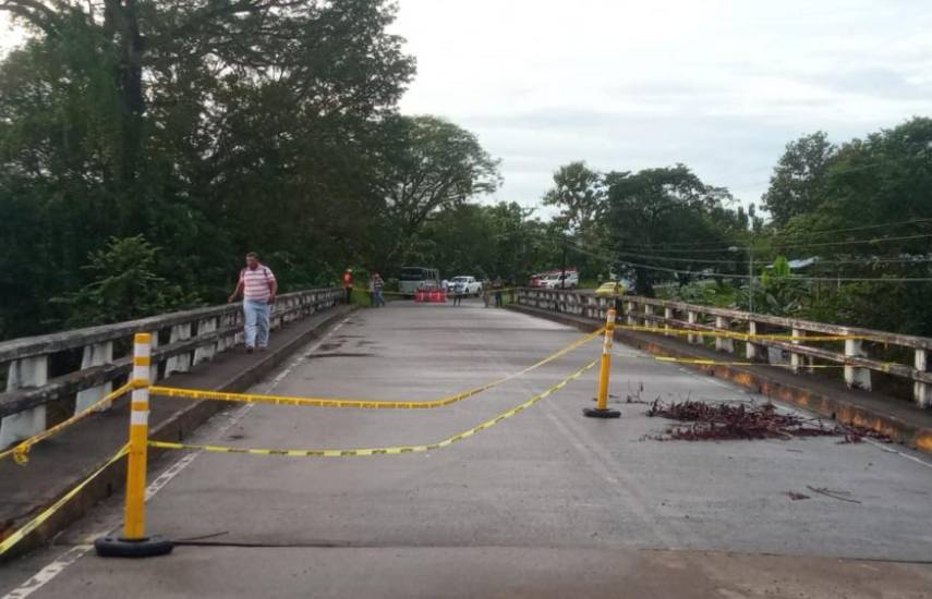 Inhabilitan acceso vehicular al puente sobre el río Cativé en Veraguas