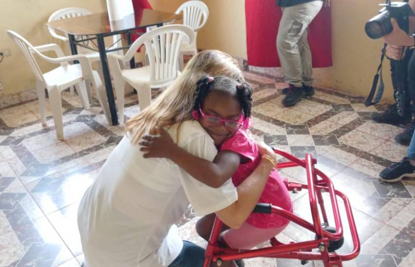 Primera Dama visita a niña con parálisis cerebral en Puerto Pilón