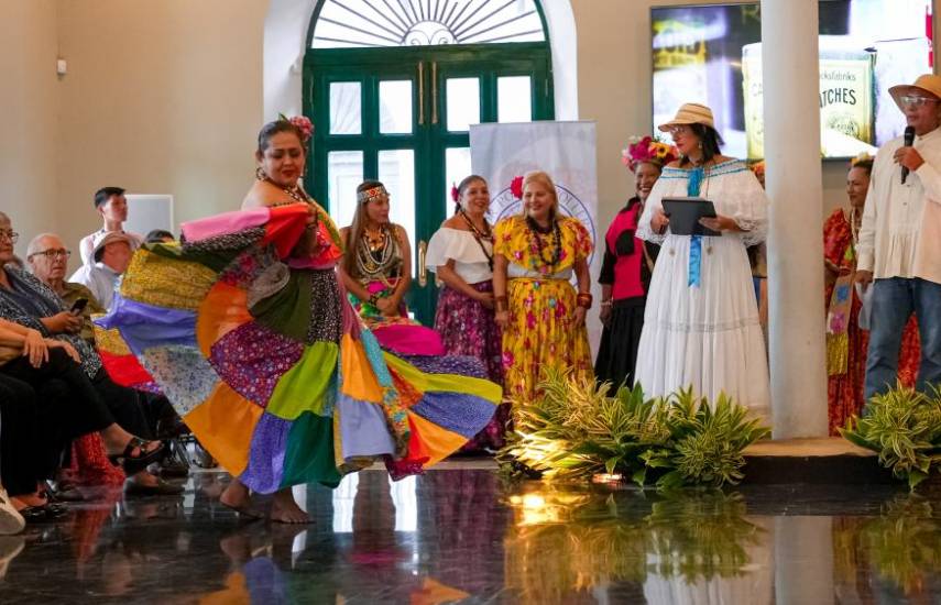 ML | Durante la pasarela de polleras.