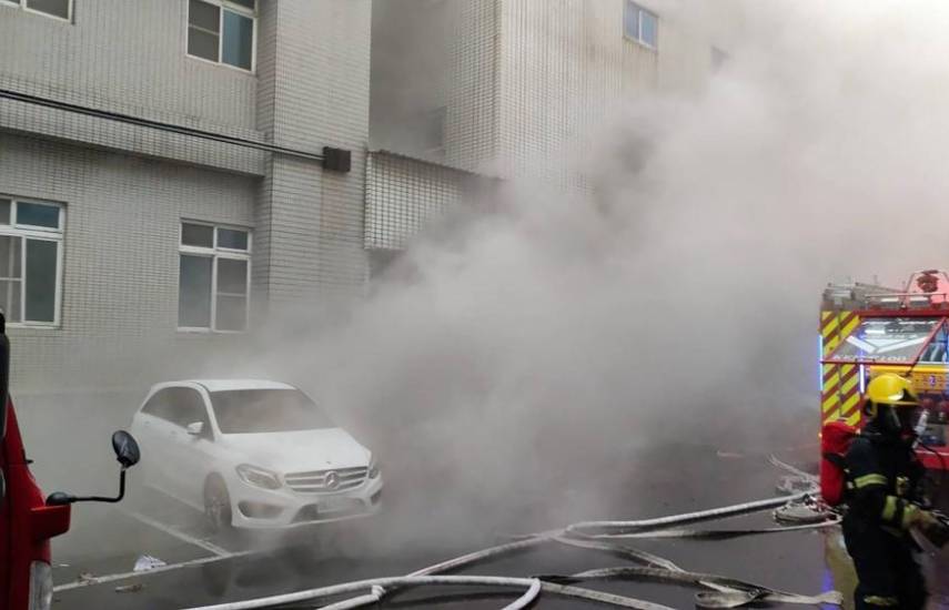 Nueve personas murieron el jueves después de que un incendio arrasara un hospital en el sur de Taiwán.