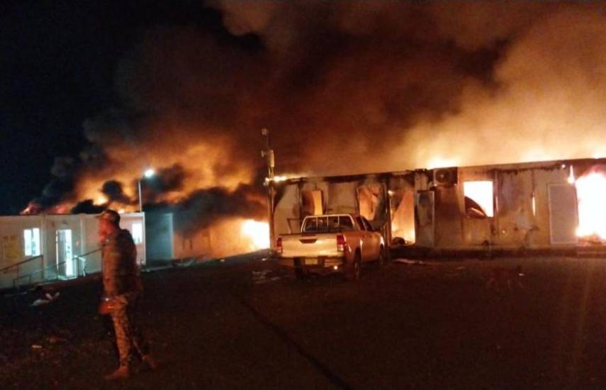Migrantes vandalizan la estación destinada a su cuidado en Darién; incendiaron vehículos y modulares