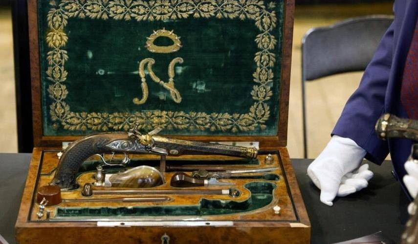 AFP | Las dos pistolas que pertenecieron a Napoleón Bonaparte durante su presentación.