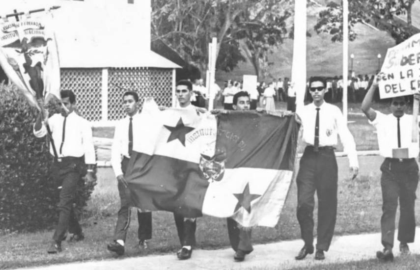 ACP | Los estudiantes del Instituto Nacional con la bandera, 1964.