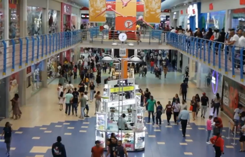 ML | Consumidores en el Centro Comercial Albrook Mall.